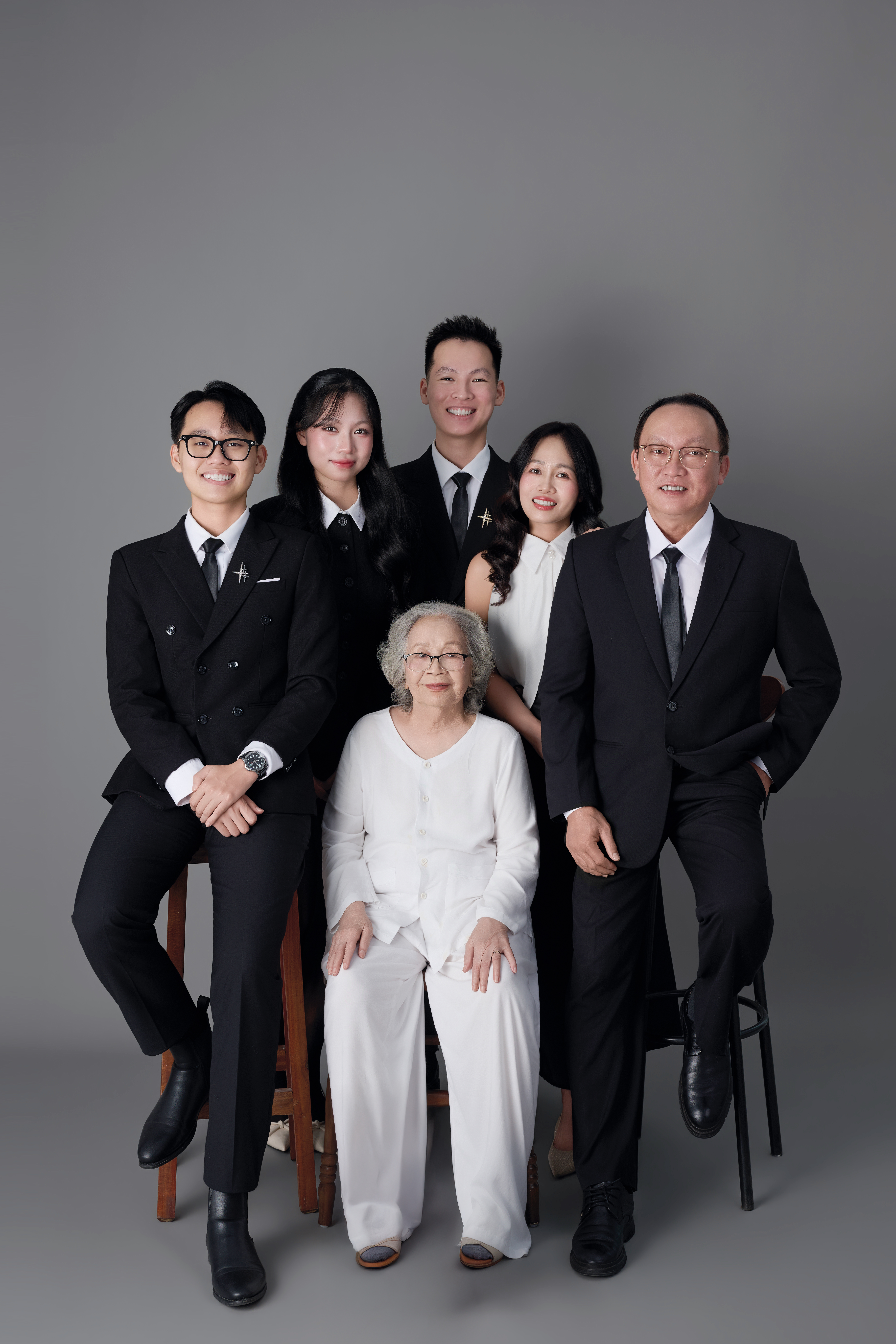 Gia Đình Sum Vầy — Three Generations Love angle 2