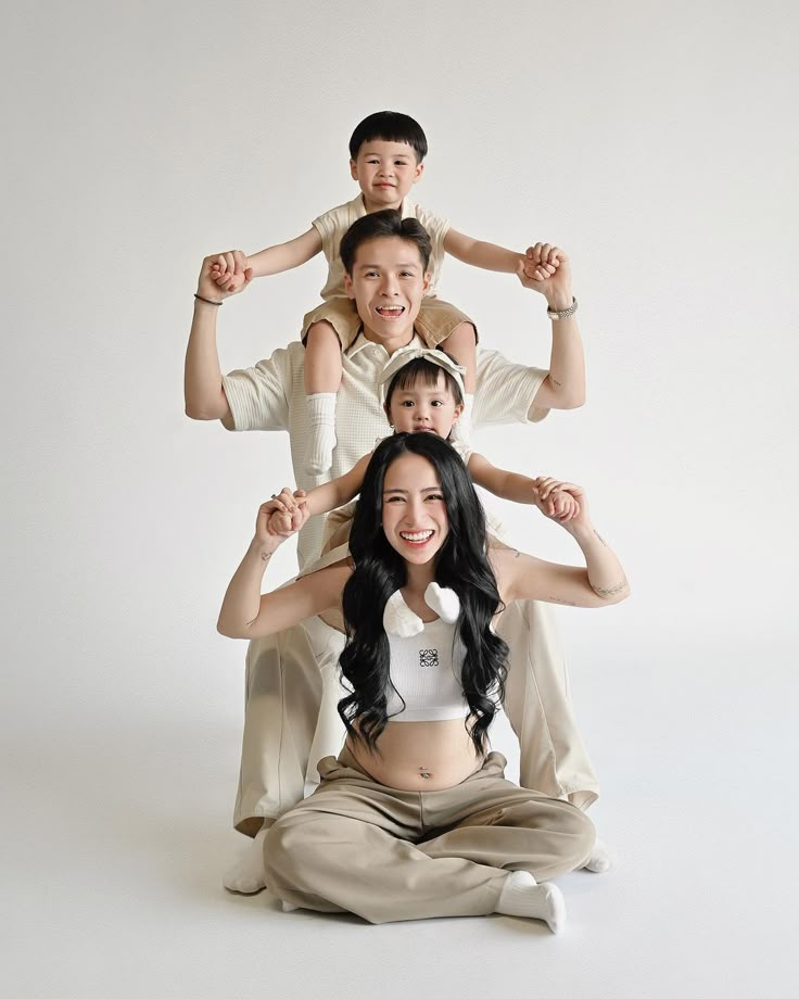 Gia Đình Sum Vầy — Three Generations Love angle 3